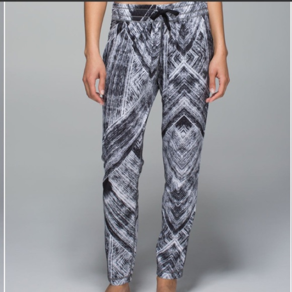 Lululemon Heat wave white black pants size 4